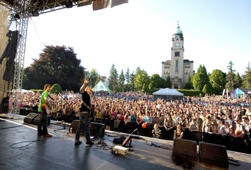 Mezi ploty = muzika i nový cirkus pro rodiny s dětmi