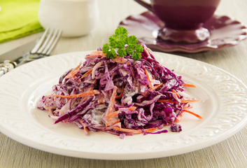 Salát Coleslaw z červeného zelí