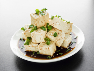Veganské pálivé tofu s omáčkou Sriracha