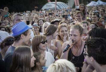 Všichni tam musíme! Festival Mezi ploty, to jsou hudební hvězdy za tři padesát