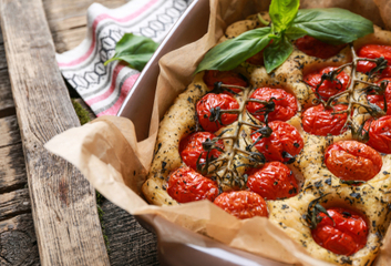 Focaccia s cherry rajčaty a bazalkou