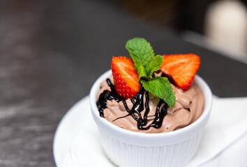Šest restaurací skupiny PYTLOUN RESTAURANTS představuje speciální červnové jahodové menu inspirované královským ovocem
