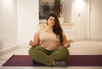 Plus size instruktorka jógy? Proč ne!