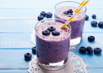 Borůvkové smoothie s arašídovým máslem