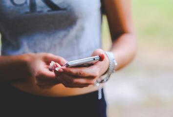 Skrolování vybíjí mozek: co dělá telefon s naší pozorností, pamětí a náladou