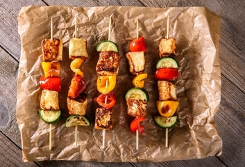 Grilované špízy se sýrem halloumi