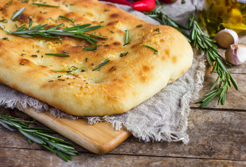 Celozrnná focaccia s rozmarýnem