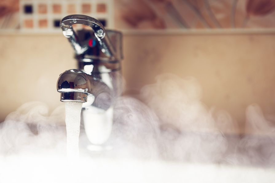 Chybí vám lekce hot jógy? Zkuste koupelnu!