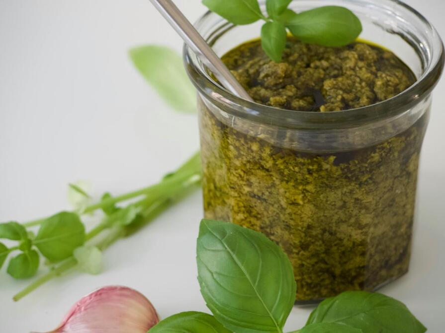 Schovej si léto do skleničky – zelená sůl, olej, pesto nebo cukr