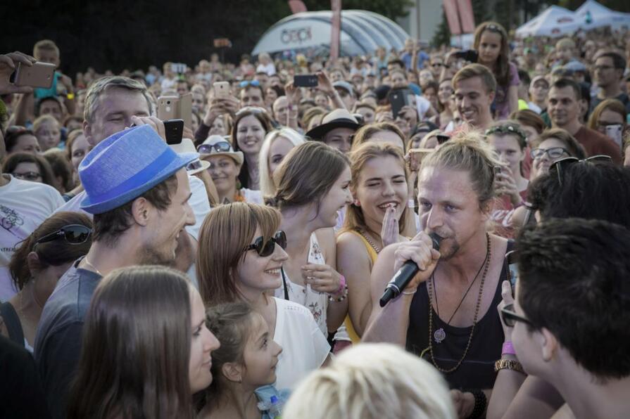 Všichni tam musíme! Festival Mezi ploty, to jsou hudební hvězdy za tři padesát