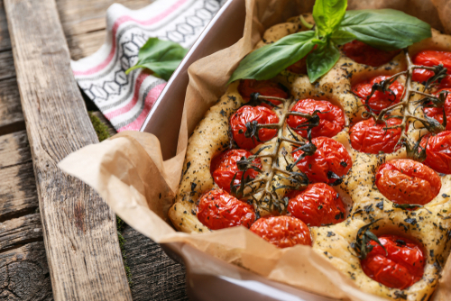 Focaccia s cherry rajčaty a bazalkou