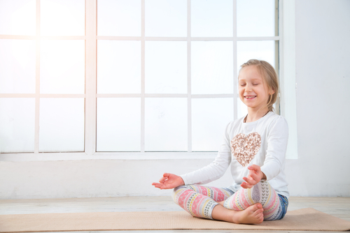 Děti si dopřávají ranní jógu na Farmers Market