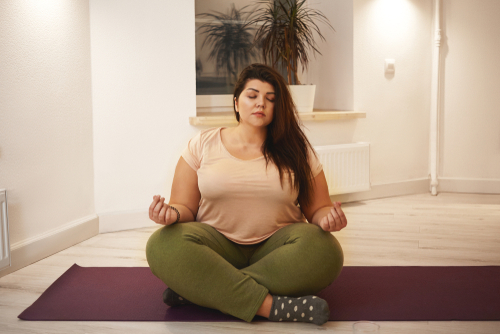 Plus size instruktorka jógy? Proč ne!