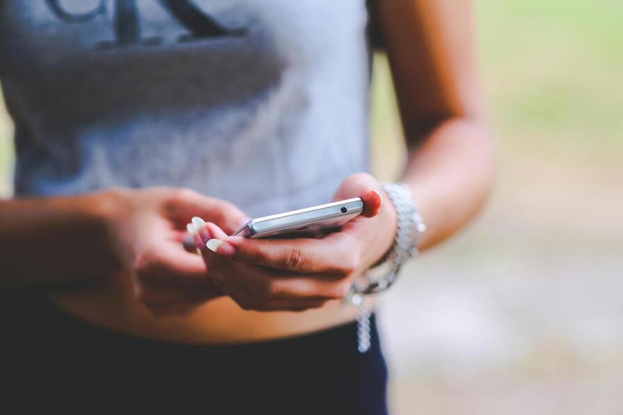 Skrolování vybíjí mozek: co dělá telefon s naší pozorností, pamětí a náladou
