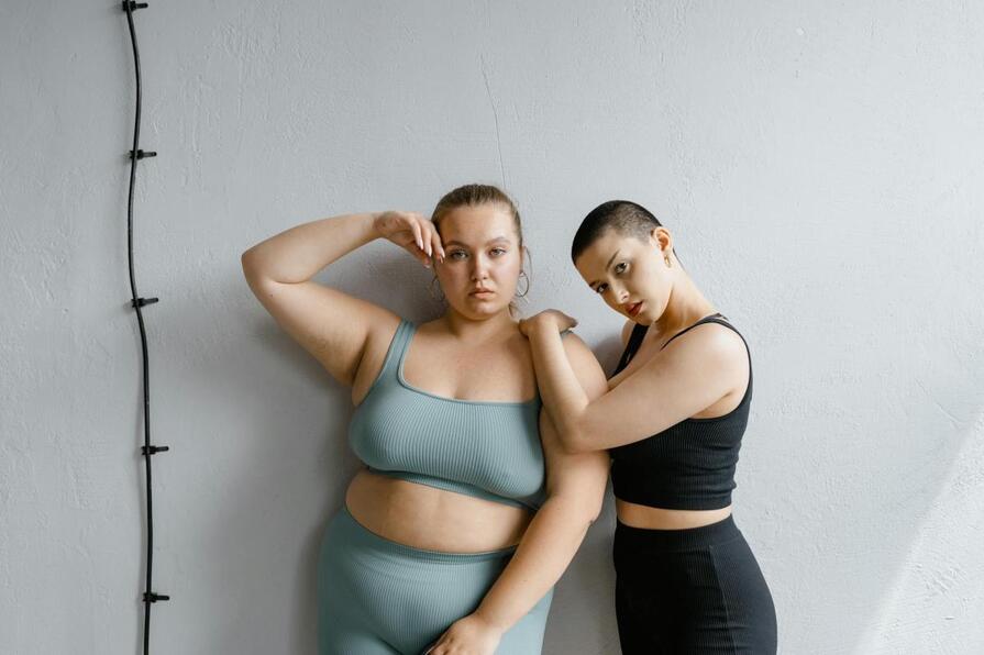 Jóga a bodyshaming: Jak nám jóga pomáhá přijmout sebe sama se vším všudy?