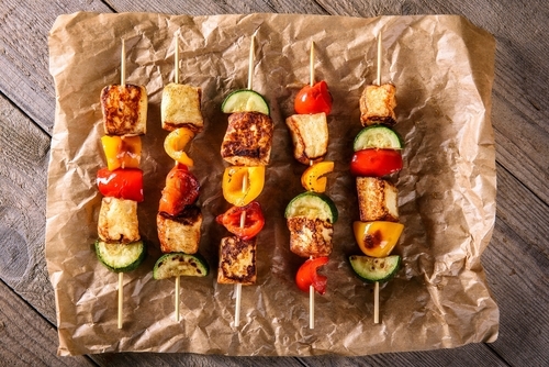 Grilované špízy se sýrem halloumi