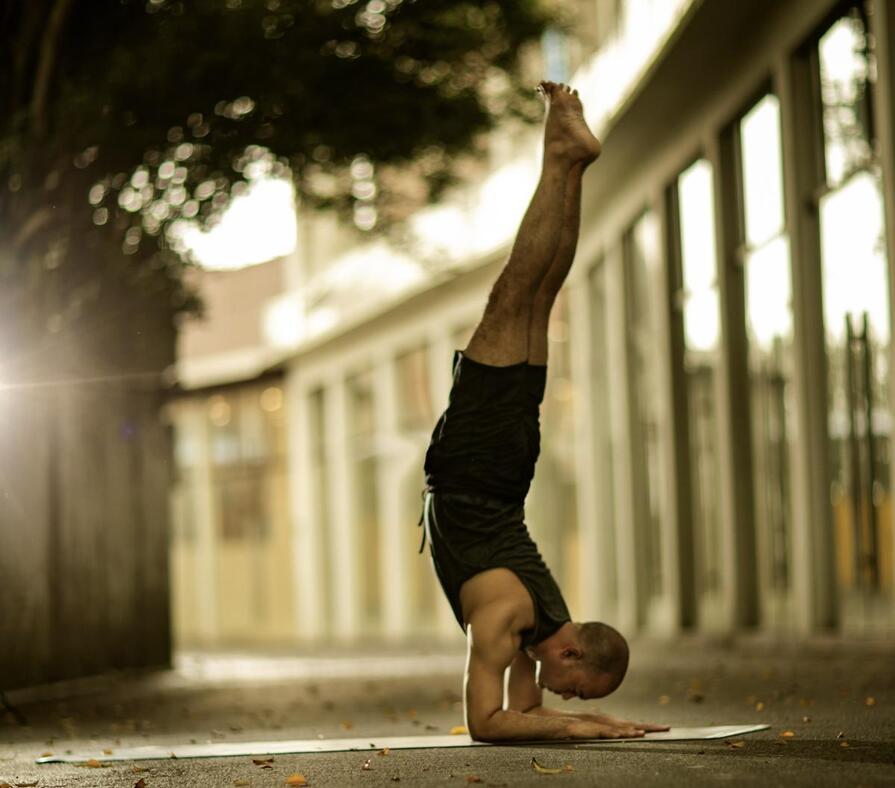 Pinčamajurásana - pozice opeřeného, čepýřícího se páva 
